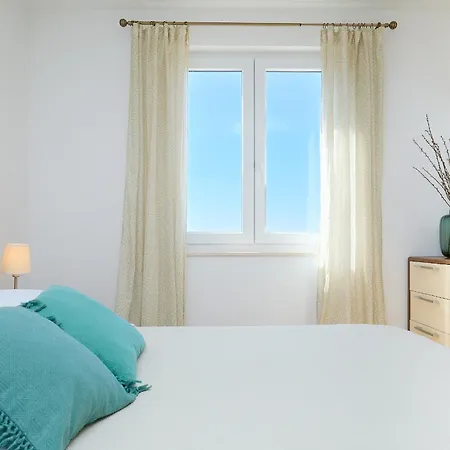 Sea View Apartment *